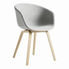 Fauteuil en tissu gris clair et bois de chêne vernis AAC 23 - HAY