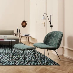 Fauteuil en tissu à motifs et piétement laiton Beetle - Gubi