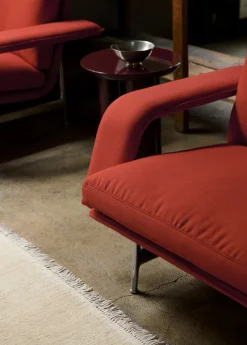 Fauteuil en tissu rouge et acier chromé Meantime AV29 - &tradition