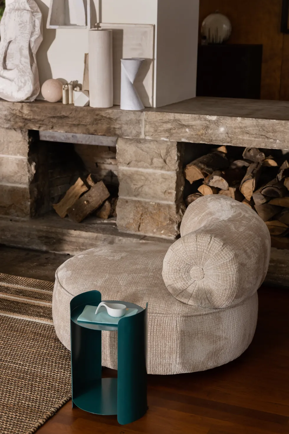 Fauteuil en velours beige Tilbury - Dutchbone