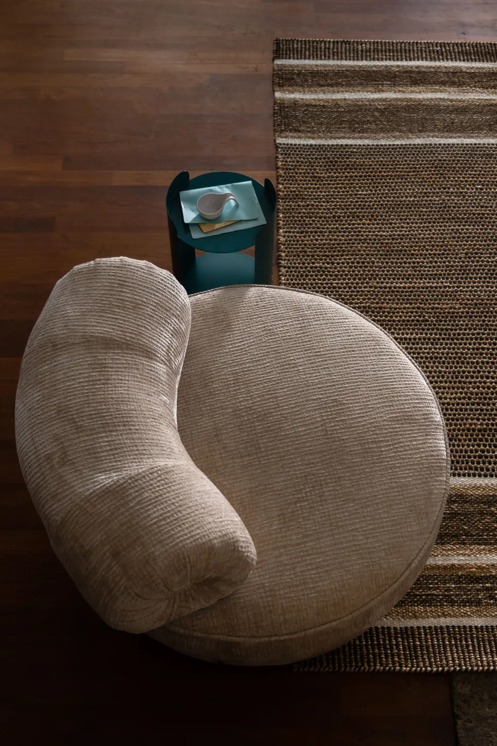 Fauteuil en velours beige Tilbury - Dutchbone
