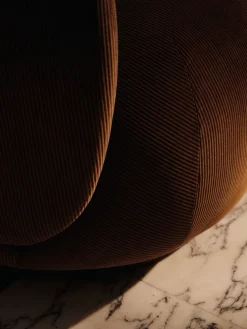 Fauteuil en velours brillant marron 87x76cm Rico Lounge - Ferm Living
