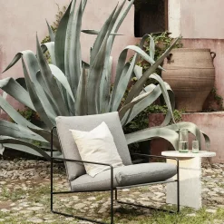 Fauteuil extérieur sable et métal noir Desert - Ferm Living