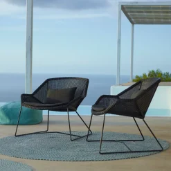 Fauteuil gris avec coussins blancs Breeze lounge - Cane-Line