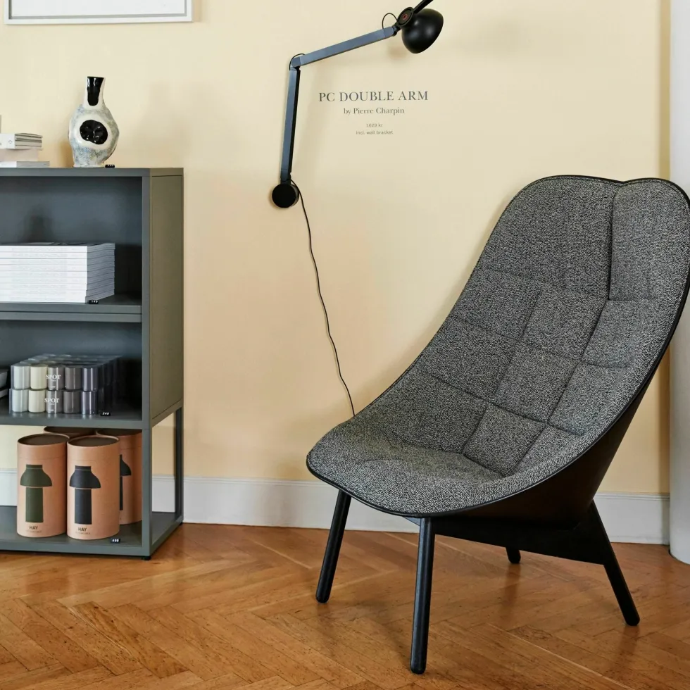 Fauteuil gris matelassé et chêne massif teinté noir Uchiwa - HAY