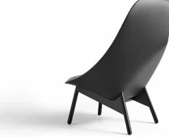 Fauteuil gris matelassé et chêne massif teinté noir Uchiwa - HAY