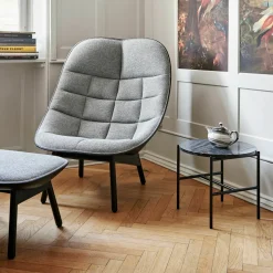 Fauteuil gris matelassé et chêne massif teinté noir Uchiwa - HAY