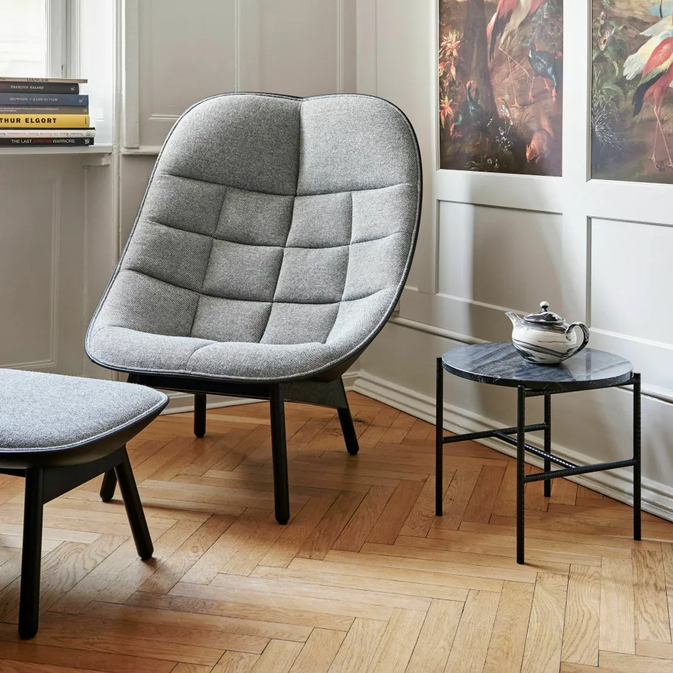 Fauteuil gris matelassé et chêne massif teinté noir Uchiwa - HAY