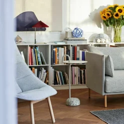 Fauteuil gris matelassé et chêne massif teinté noir Uchiwa - HAY
