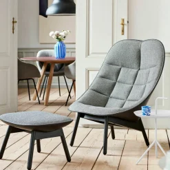 Fauteuil gris matelassé et chêne massif teinté noir Uchiwa - HAY