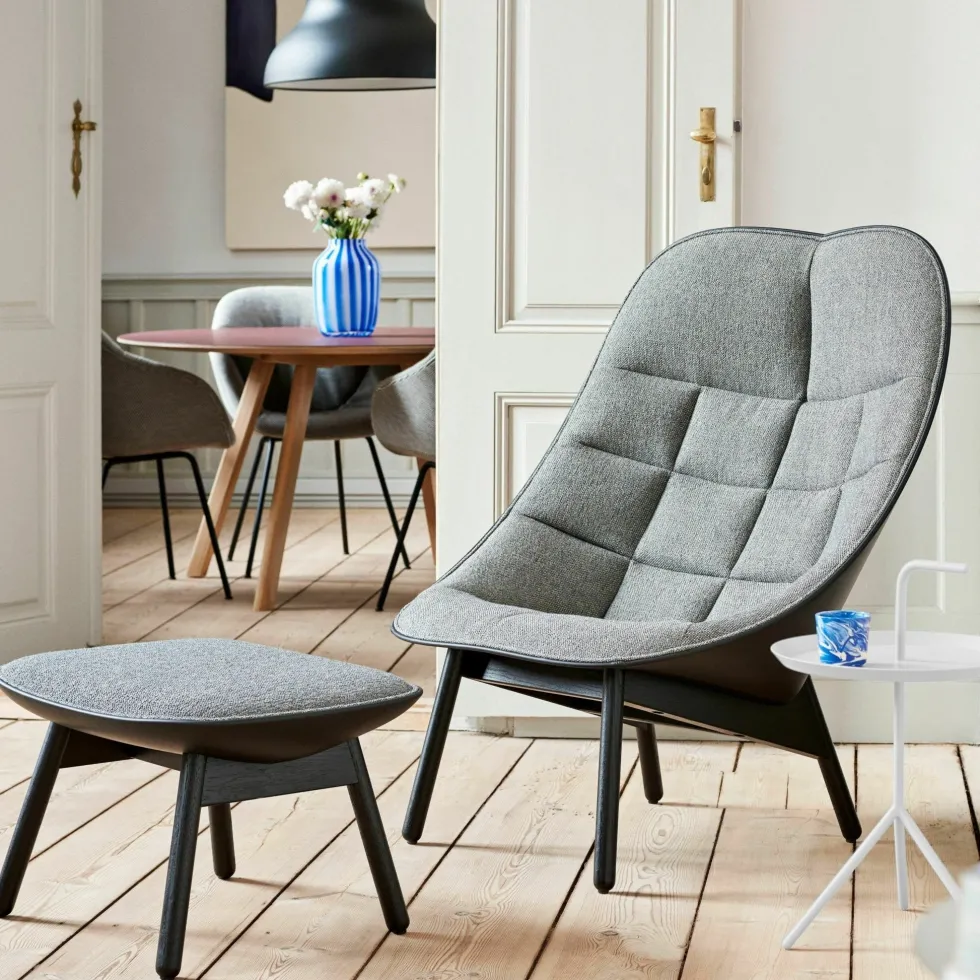 Fauteuil gris matelassé et chêne massif teinté noir Uchiwa - HAY