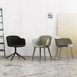 Fauteuil gris piétement traîneau Fiber - Muuto