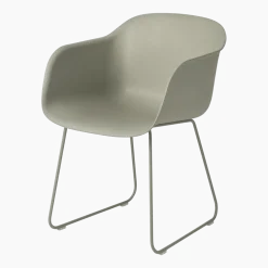 Fauteuil gris vert piétement traîneau Fiber - Muuto