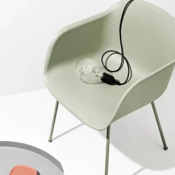 Fauteuil gris vert piétement traîneau Fiber - Muuto