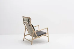 Fauteuil lounge en chêne et cuir noir Dedo - Gazzda