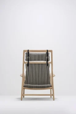 Fauteuil lounge en chêne et cuir noir Dedo - Gazzda