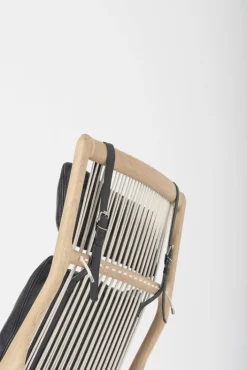 Fauteuil lounge en chêne et cuir noir Dedo - Gazzda