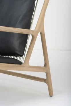 Fauteuil lounge en chêne et cuir noir Dedo - Gazzda