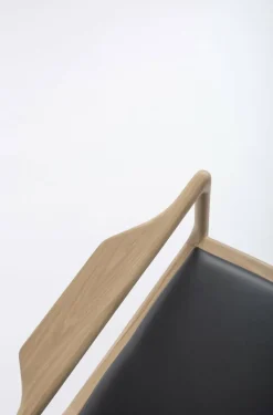 Fauteuil lounge en chêne et cuir noir Dedo - Gazzda