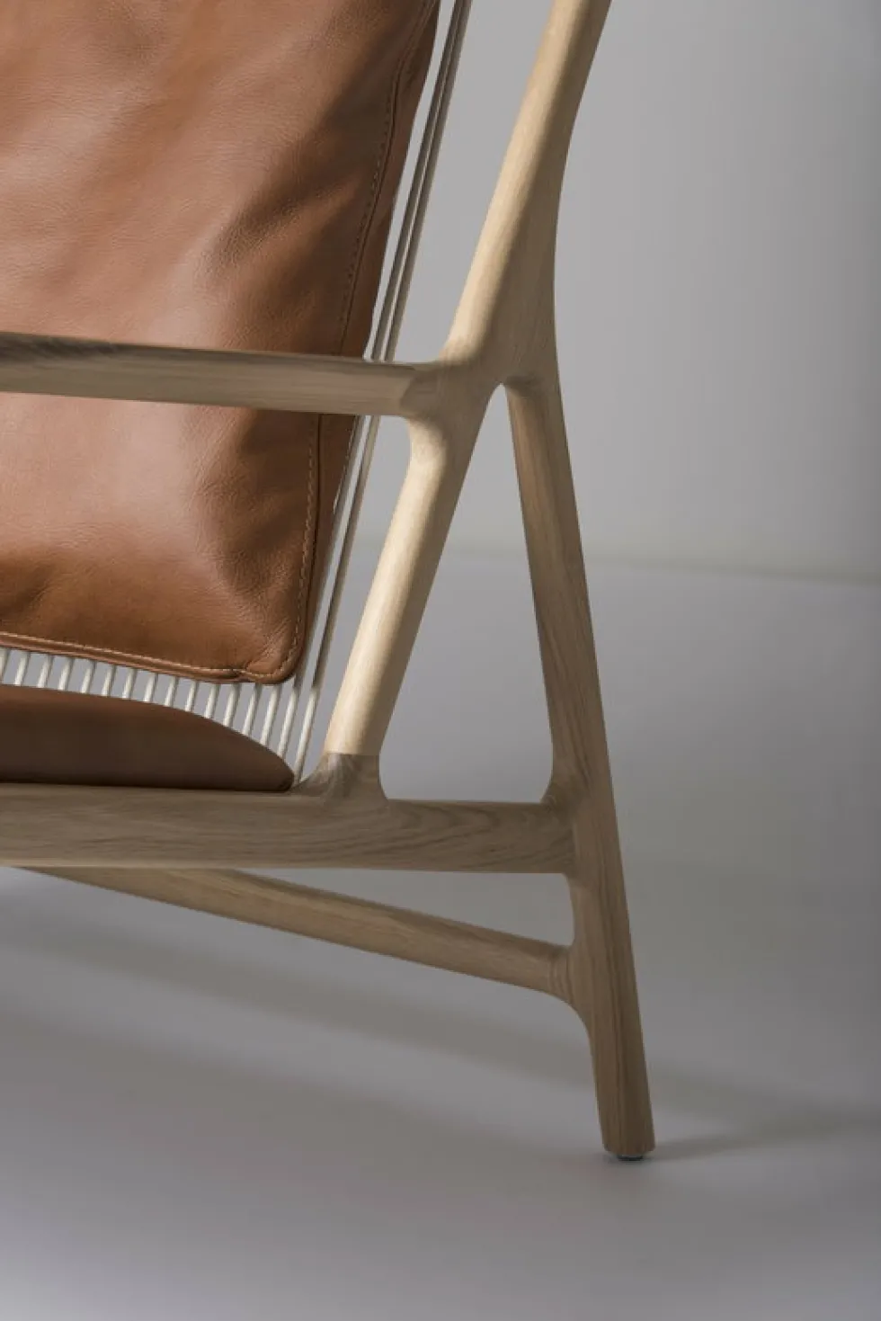Fauteuil lounge en chêne et cuir whisky Dedo - Gazzda