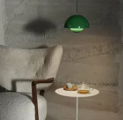 Fauteuil lounge en chêne huilé et bouclé blanc cassé 85 x 85 x 84 cm Wulff ATD2 - &tradition