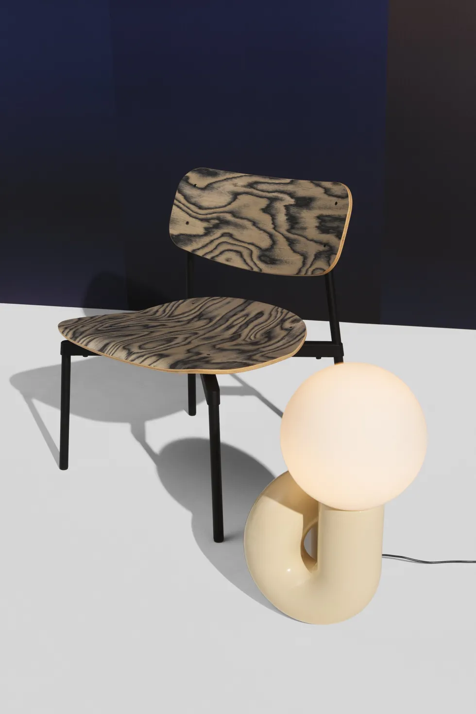 Fauteuil lounge en hêtre noir cuir 71 cm Fromme - Petite Friture