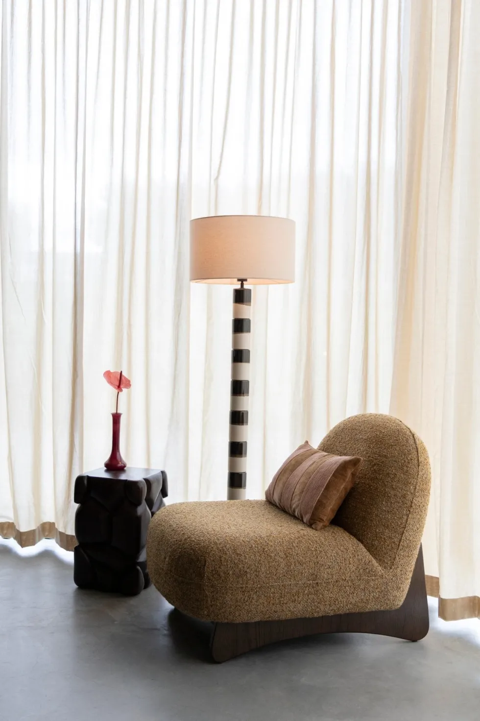 Fauteuil lounge en tissu marron et bois de frêne Loom - Dutchbone