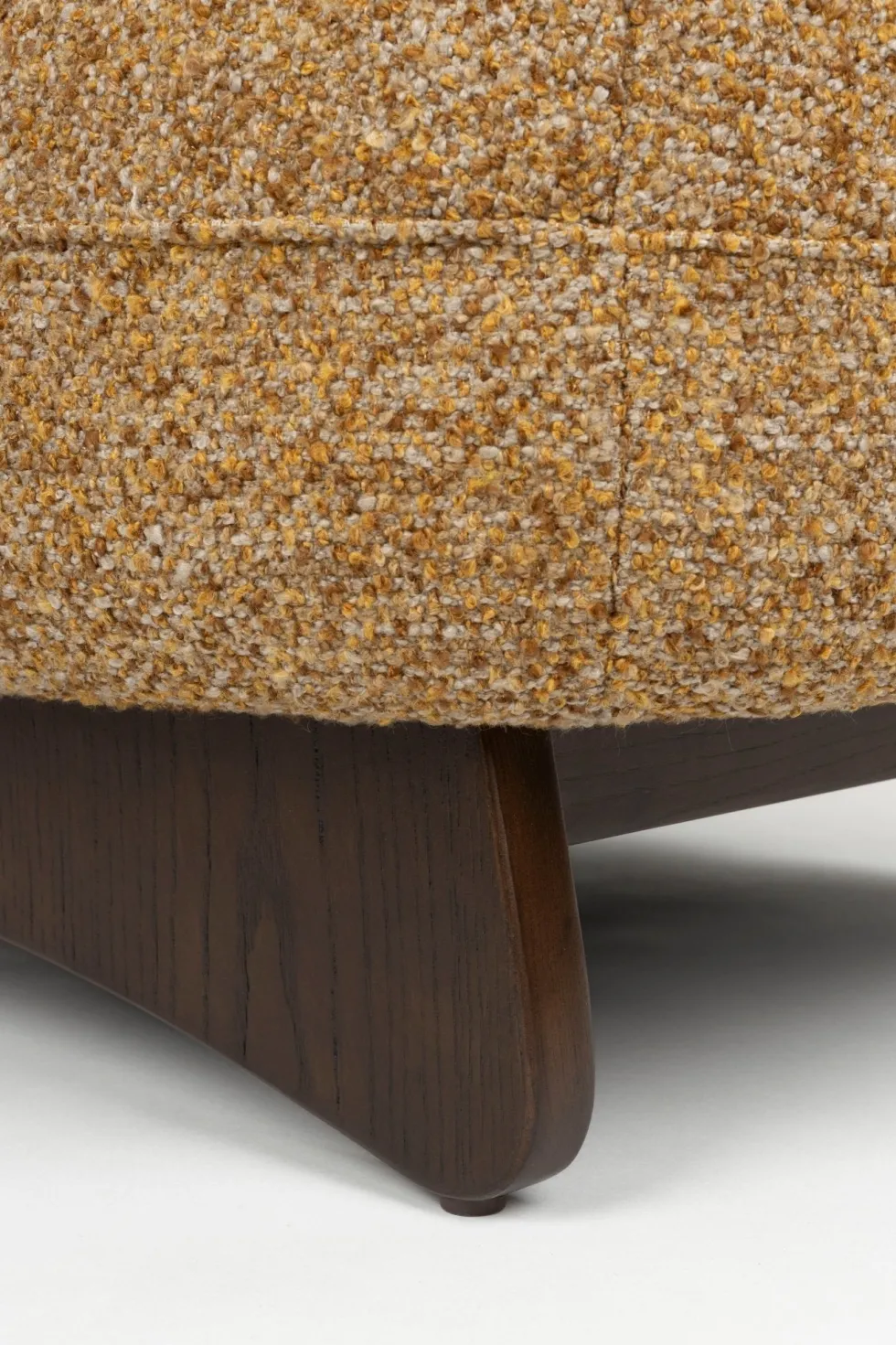Fauteuil lounge en tissu marron et bois de frêne Loom - Dutchbone
