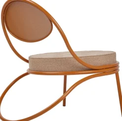 Fauteuil lounge orange et bouclé Copacabana - Gubi