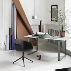 Fauteuil noir piétement pivot et assise cuir Fiber - Muuto