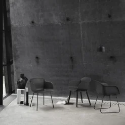 Fauteuil noir piétement traîneau Fiber - Muuto