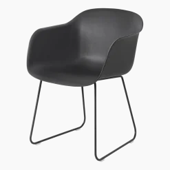 Fauteuil noir piétement traîneau Fiber - Muuto