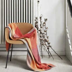 Fauteuil noir piétement tubes et assise cuir Fiber - Muuto