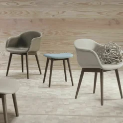 Fauteuil ochre piétement en chêne foncé Fiber - Muuto