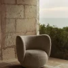 Fauteuil pivotant en tissu sable et blanc cassé Rico - Ferm Living