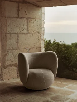 Fauteuil pivotant en tissu sable et blanc cassé Rico - Ferm Living