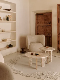 Fauteuil pivotant en tissu sable et blanc cassé Rico - Ferm Living