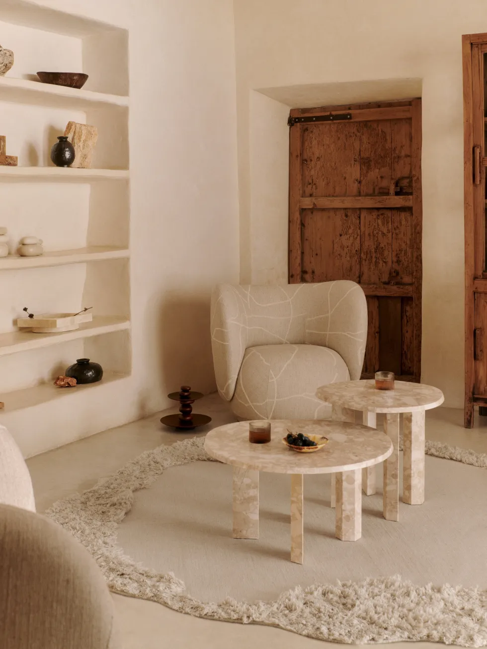 Fauteuil pivotant en tissu sable et blanc cassé Rico - Ferm Living
