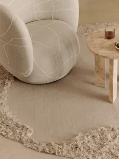 Fauteuil pivotant en tissu sable et blanc cassé Rico - Ferm Living