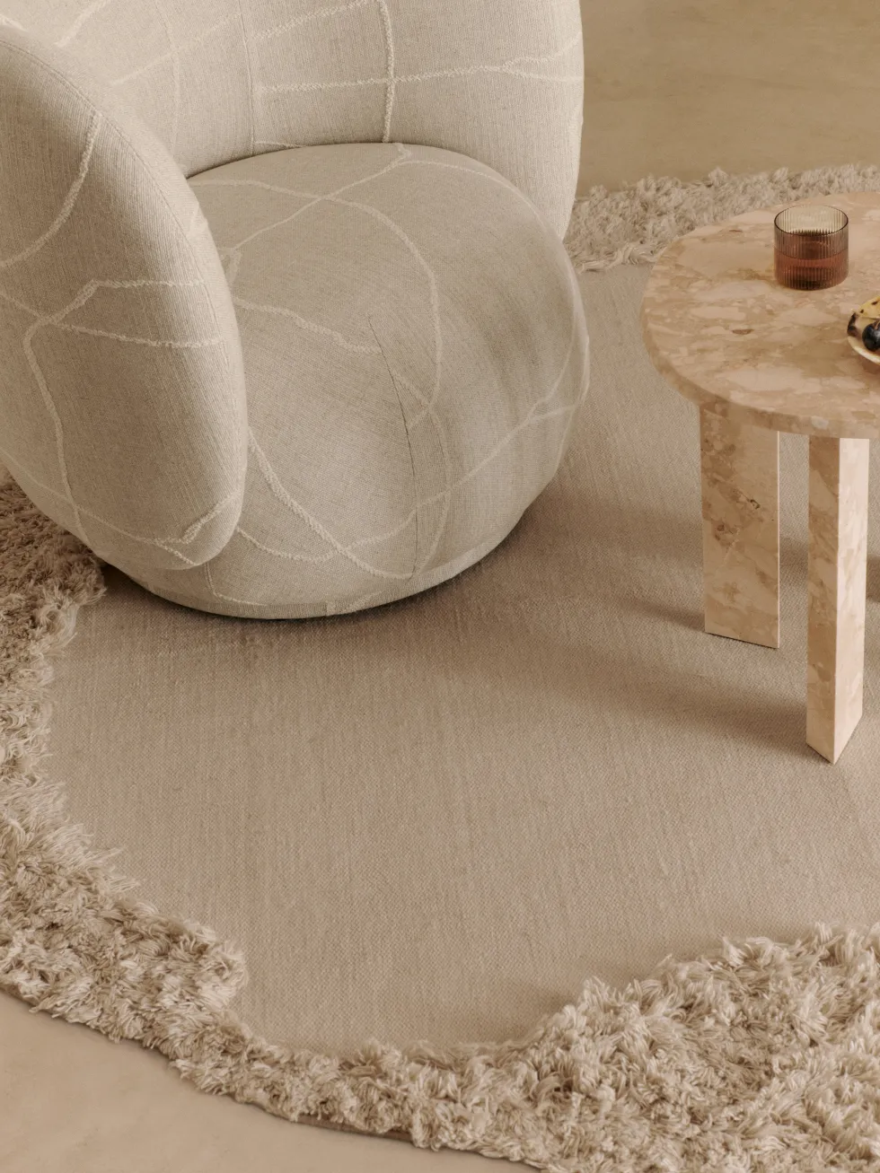 Fauteuil pivotant en tissu sable et blanc cassé Rico - Ferm Living