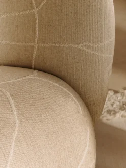 Fauteuil pivotant en tissu sable et blanc cassé Rico - Ferm Living