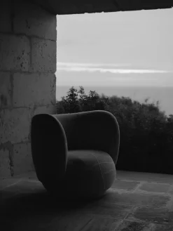 Fauteuil pivotant en tissu sable et blanc cassé Rico - Ferm Living