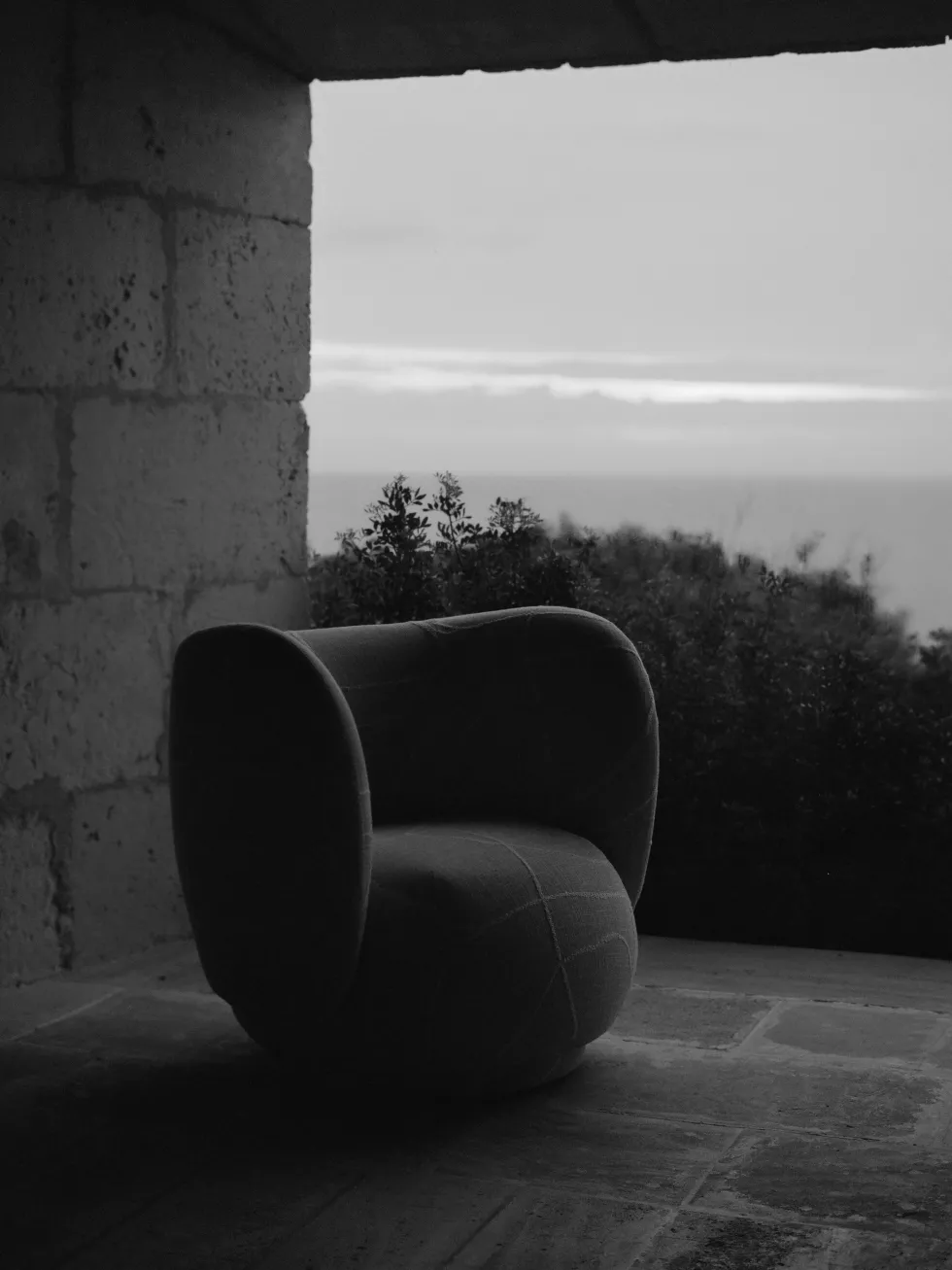Fauteuil pivotant en tissu sable et blanc cassé Rico - Ferm Living