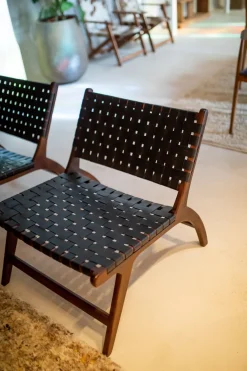 Fauteuil relax en cuir de buffle noir et bois d'acacia 65 x 76 x 70 cm Aosta - Pomax