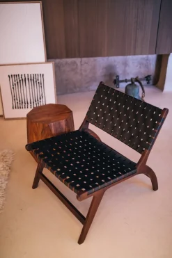 Fauteuil relax en cuir de buffle noir et bois d'acacia 65 x 76 x 70 cm Aosta - Pomax