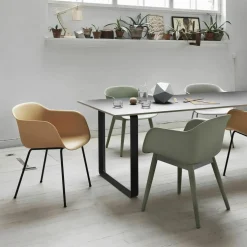 Fauteuil vert pâle piétement en chêne Fiber - Muuto