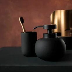 Gobelet en céramique noire Lotus - Mette Ditmer