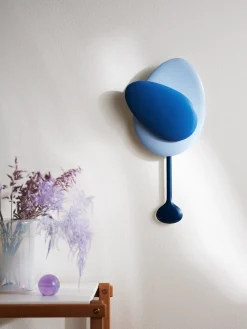 Horloge murale en aluminium laqué haute brillance bleu Mellow - Design House Stockholm