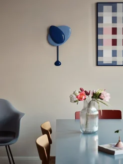 Horloge murale en aluminium laqué haute brillance bleu Mellow - Design House Stockholm
