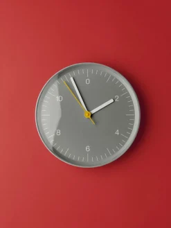 Horloge murale en métal gris 26,5cm - HAY